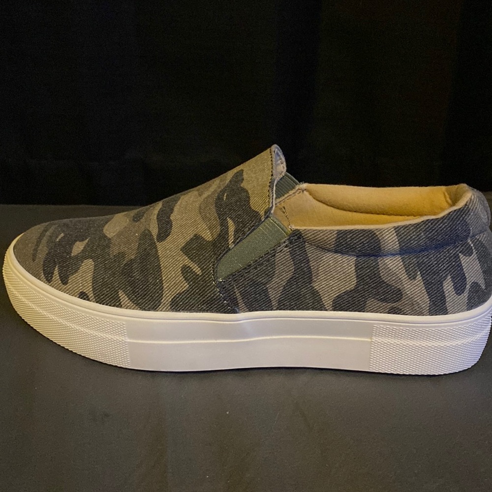 NWOB Soda Camo slide ons size 8